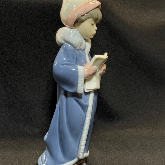 Lladro 6533 The Christmas Caroler 10" Blue & Pink Outfit Holding Sheet Music - Picture 5 of 10